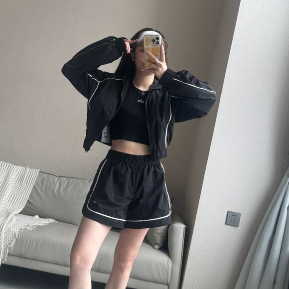 Alo yoga Women's Black casual sportswear set with sun protection - Picture 5 of 6